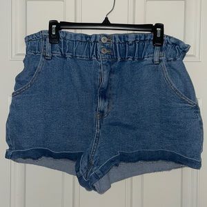 Highwaisted denim shorts